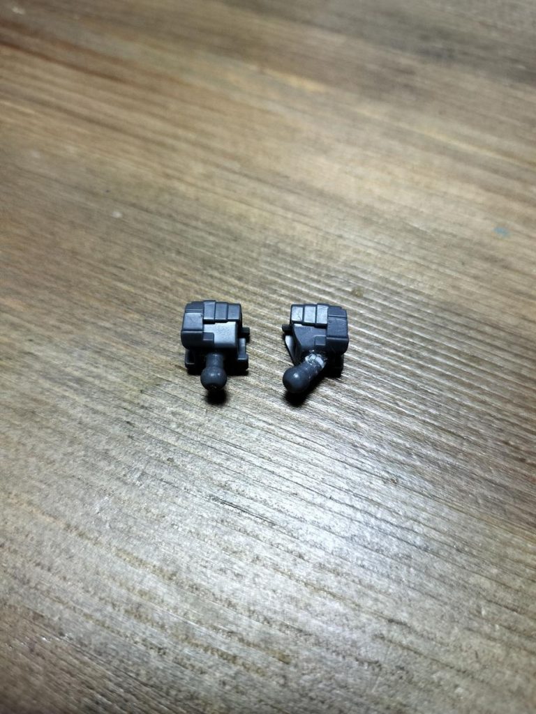 上記したポーズ再現のため手首は角度をつけられるように改造軸の付け根をニッパーで皮一枚残すような感じで切り込み、間にプラ材を挟んで瞬間接着剤で固定してます手のひら下側も削って武器を構える際に邪魔にならないようにしています