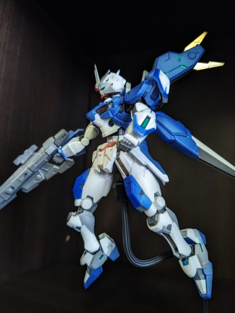 最初はあまり好きな機体ではなかったんですが、塗装次第で、相当カッコ良い機体になりますね。キラキラマステ貼ってキラキラ感出たかな。