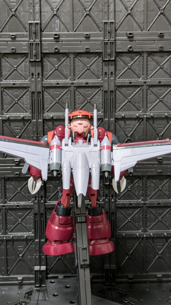 後ろから観てもデカい頭が隠しきれてないぢゃん(gundam-kao9)