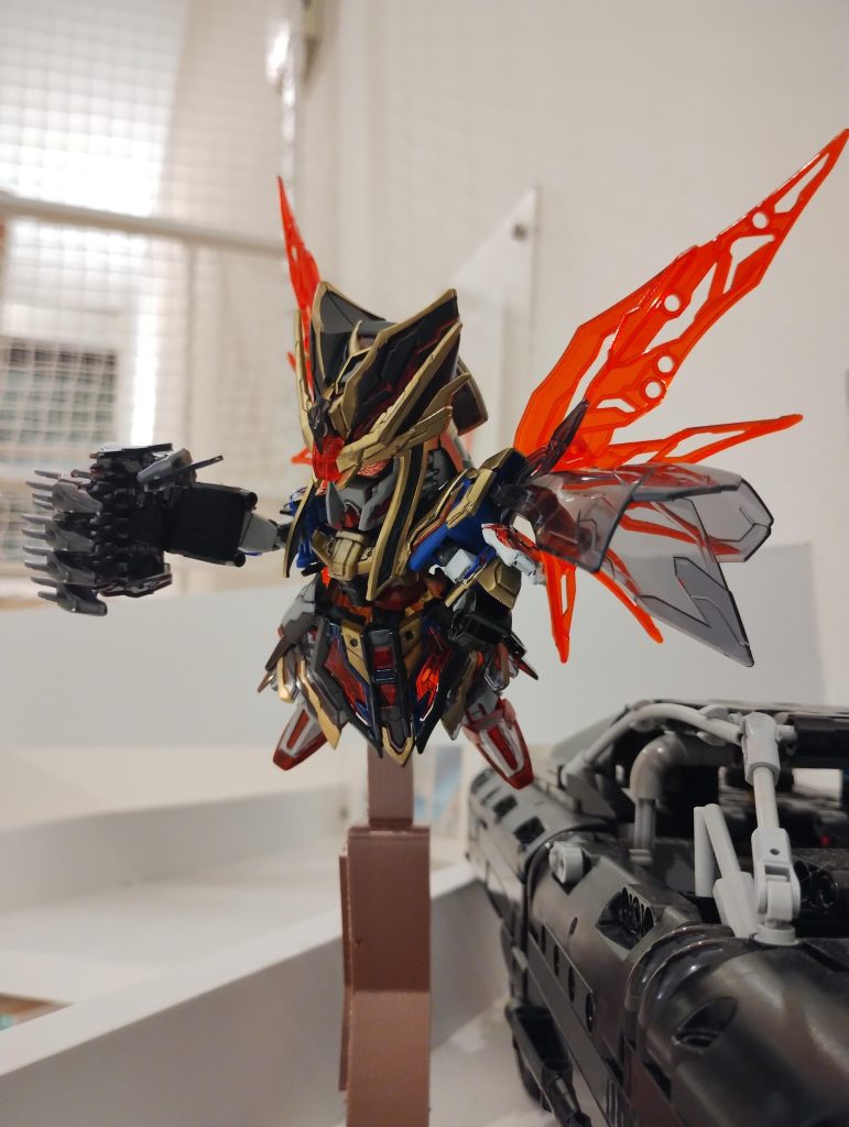 ガンダムマーカーとスミ入れのみです。スタンドは３Dプリンターで自作してます。意外と金の縁取りがすんなりいきました。
