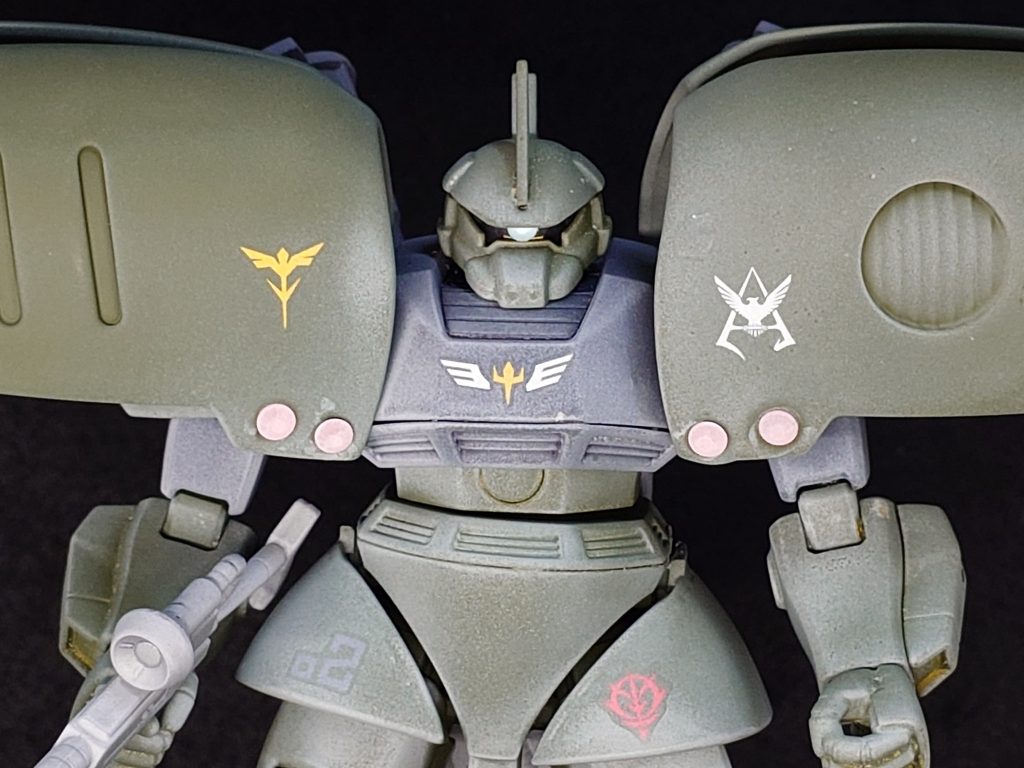 正面からアップショット。カスタムした整備兵の遊び心もあり一年戦争時の専用ペイントを左肩に。ジオンのシャアが生きている事を悟られない為、カラーは通常のゲルググカラー。両サイドのペイントの下には部隊を導く発光ライトを4つ。