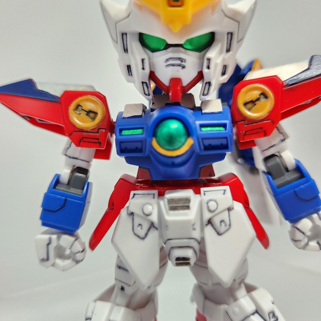 真ん中の緑色は元々シールを貼ることになっていましたが、剥がれそうな気配がすごくあったので前から気になっていたシタデルカラーのメタリック塗りを実践してみました。塗料の分類が色々あるのですが、凡例参考にしてみると思ってたよりキレイだったので今後どんどん使おうと思います! ここまでみて下さってありがとうございます!SDでもけっこう迫力あるので、塗りわけで根気はいりますがぜひ作ってコレクションに並べてみてください!