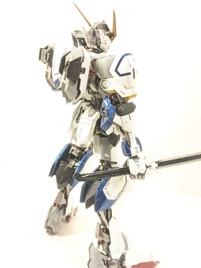 フレーム剥き出しなのカッコ良すぎるフレームは黒鉄色にシルバー混色で艶ありトップコートパイプはスーパーファインシルバーあっ!!エアブラシ塗装は水性ホビーカラーしか使えません。家族からのクレームとマンション暮らしなので…メカサフってヤツ使ってみたい(zaku-kao9)