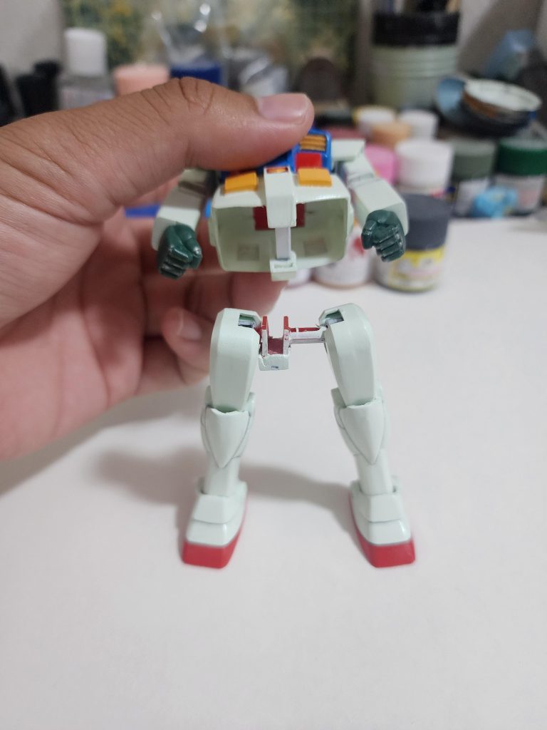 股関節はパーフェクトガンダムのものが角度もつくし太もも側に可動域あるのでこちらを採用きっと股関節を切り取りプラ棒に挟ませる形で固定してます 