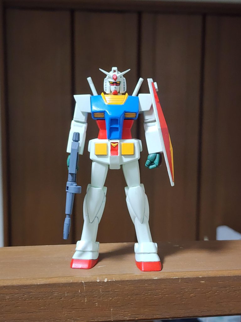 武器装備で正面旧キットのライフルじゃちと小さいので交換してます