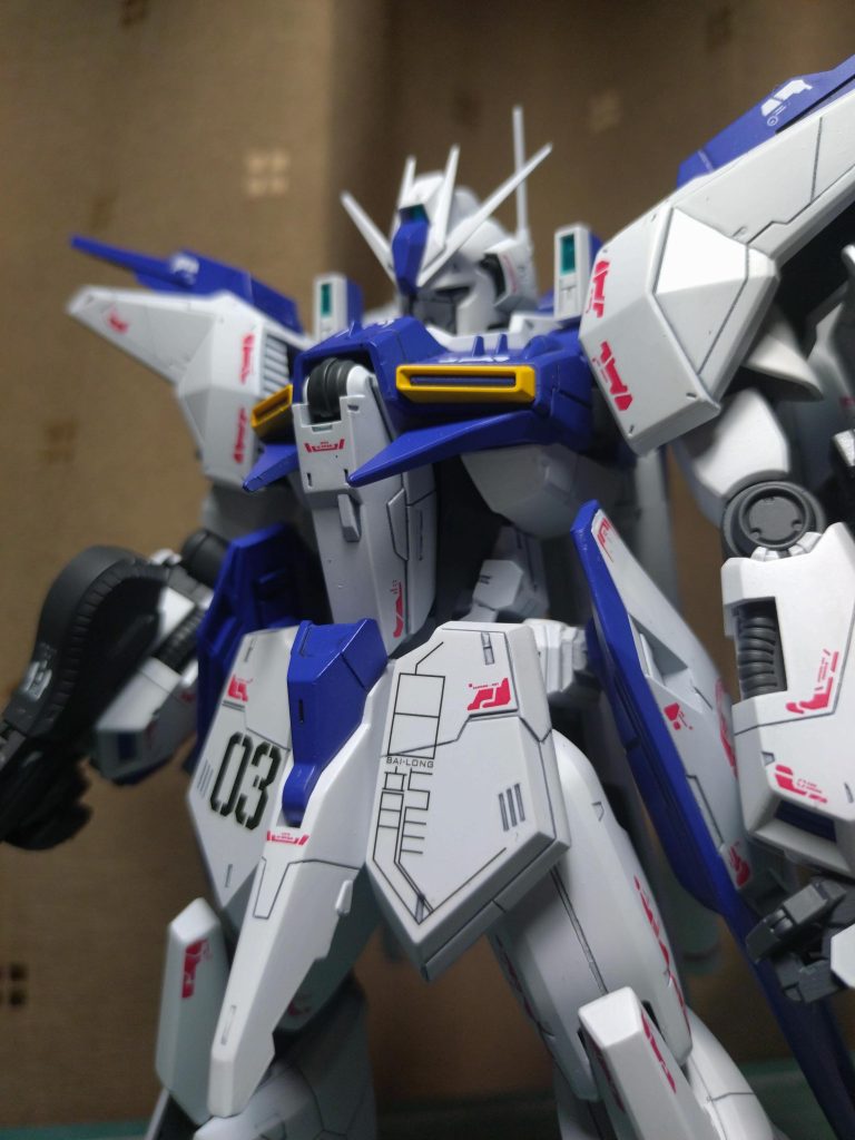 カラーリングは、Hi-νガンダムを参考にしました。使用したデカールはMYKデザインさんの「アシタのデカール」。