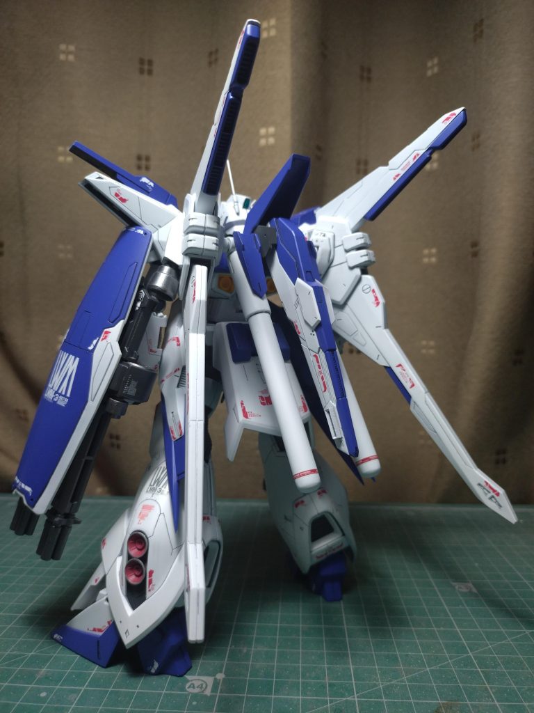 ちょっと分かりくいですが、シールドもガンダムMk-Ⅲから。一回りカットして小型化して形状変更。MGEXユニコーンガンダムからビームガトリングガンを拝借して左腕にWで装備。