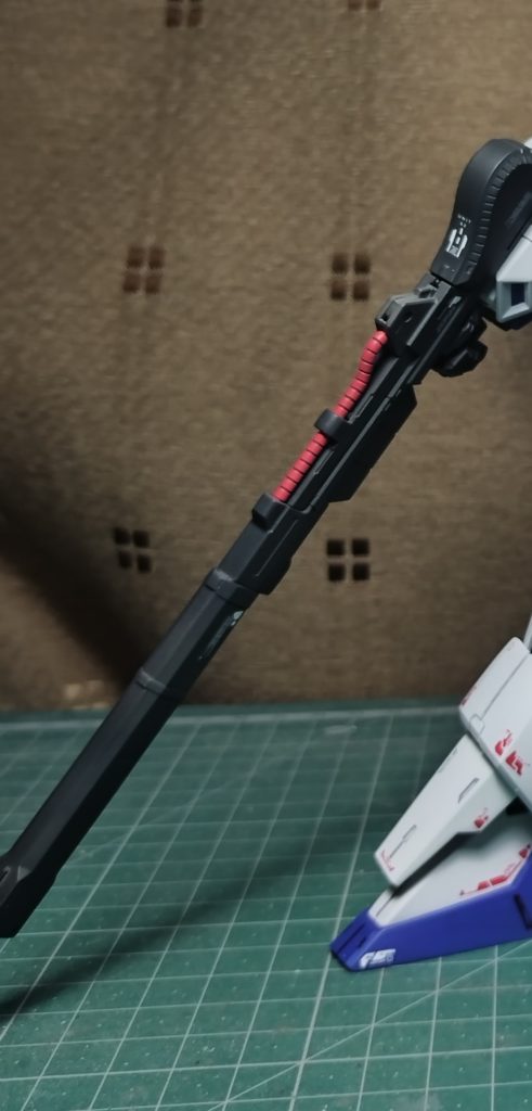 武器は、百式をベースにジャンクパーツを使って延長。高出力のロングビームライフルをでっち上げ。