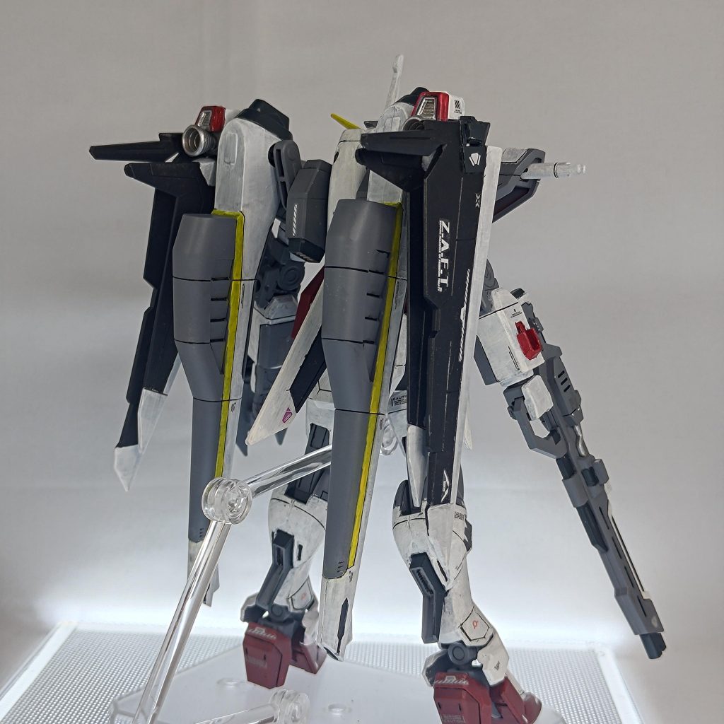 カラーはエクスインパルスを参考にして自分なりに筆塗り塗装してみました グレー部分は下地のメカサフ(ライトグレー)をそのままにしてます