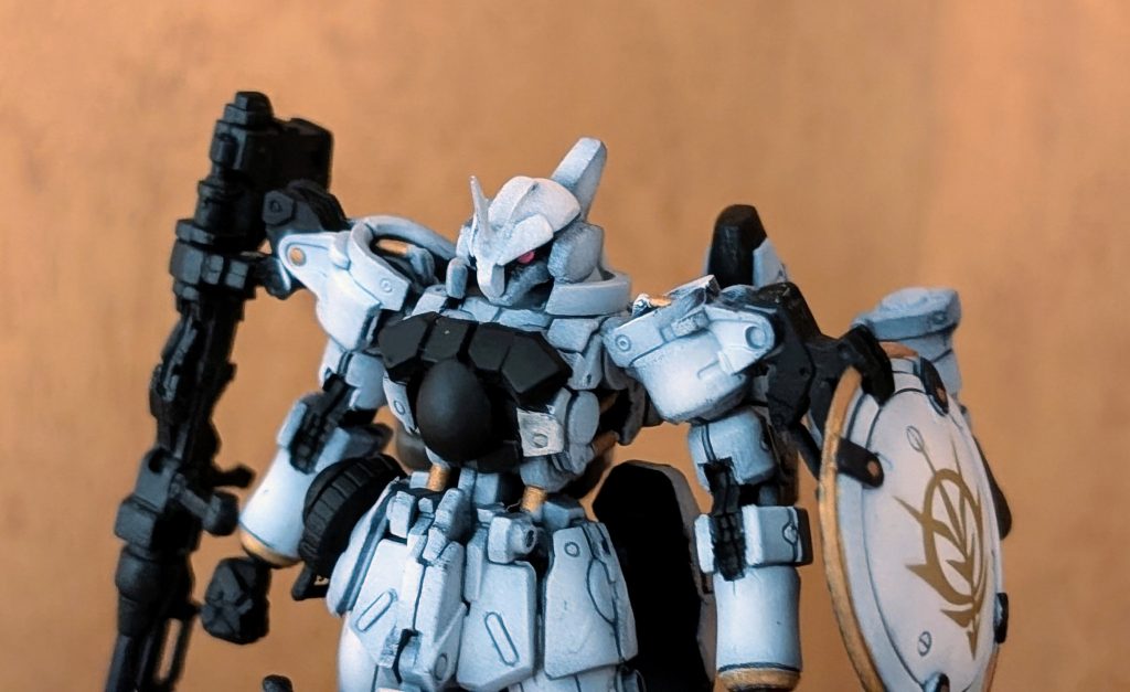 ~3日後~オカマのメカニック「終わったわよ、ゼウスちゅわん!」ゼウス「えぇ!?もう終わったの?早くない?」オカマのメカニック「私の下僕どももフル活用して徹夜したから♪」 オカマのメカニックの足元で何人かのメカマンが干からびている。ゼウス(見なかったことにしよう……)~MSハンガー~オカマのメカニック「さぁ、これが貴方の機体!名付けて”ヅダL(ライトニング)”よッ!!」格納庫のライトに照らされ、純白の機体が姿を現す。ゼウス「……これが……私のヅダ。すごい!まるで甲冑を着た騎士のような美しい機体ね!」オカマのメカニック「でしょ?カラーリングもゼウスちゅわんのイメージに合わせて拘ったのよ♪」オカマのメカニック「……でも気をつけてね、ゼウスちゅわん。作ったアタシが言うのもなんだけど並の人間が扱える機体じゃないわ。アナタの求めたスペックは満たしてるはずだけど……」ゼウス「フッ……。私を誰だと思っているの?ライトニングバロネスのミリアリア=ゼウスよ!どんな機体だって乗りこなして見せるわ!」果たしてゼウスはヅダLを乗りこなし、真のエースとなることができるのであろうか?君は刻の涙を見る……