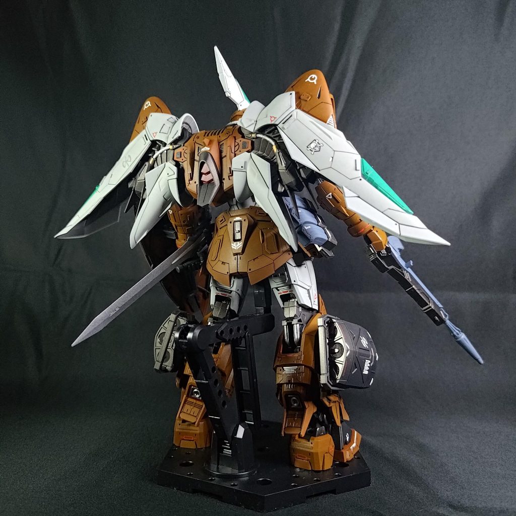 使用塗料はガイアノーツの赤サフに純色イエローを重ねて濃いめのオレンジ色にしてみました