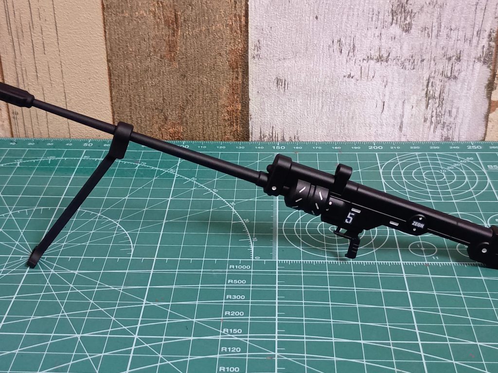 持ち手はザク1のマシンガン。各所ジョイントの穴埋めが大変ながらも楽しかったです。