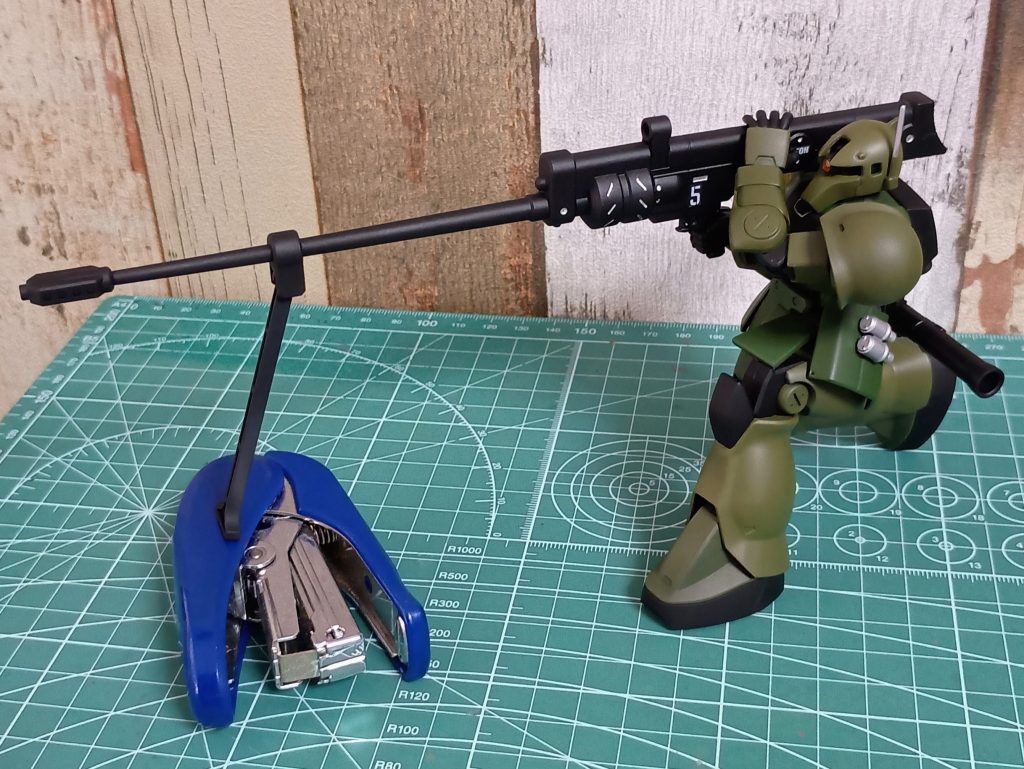 折角優秀なモノアイユニットあるんだからスコープいらないよね、というわけで形だけ作って機能性はオミット。肩のラックを活かし、「担いで構える」浪漫を表現。