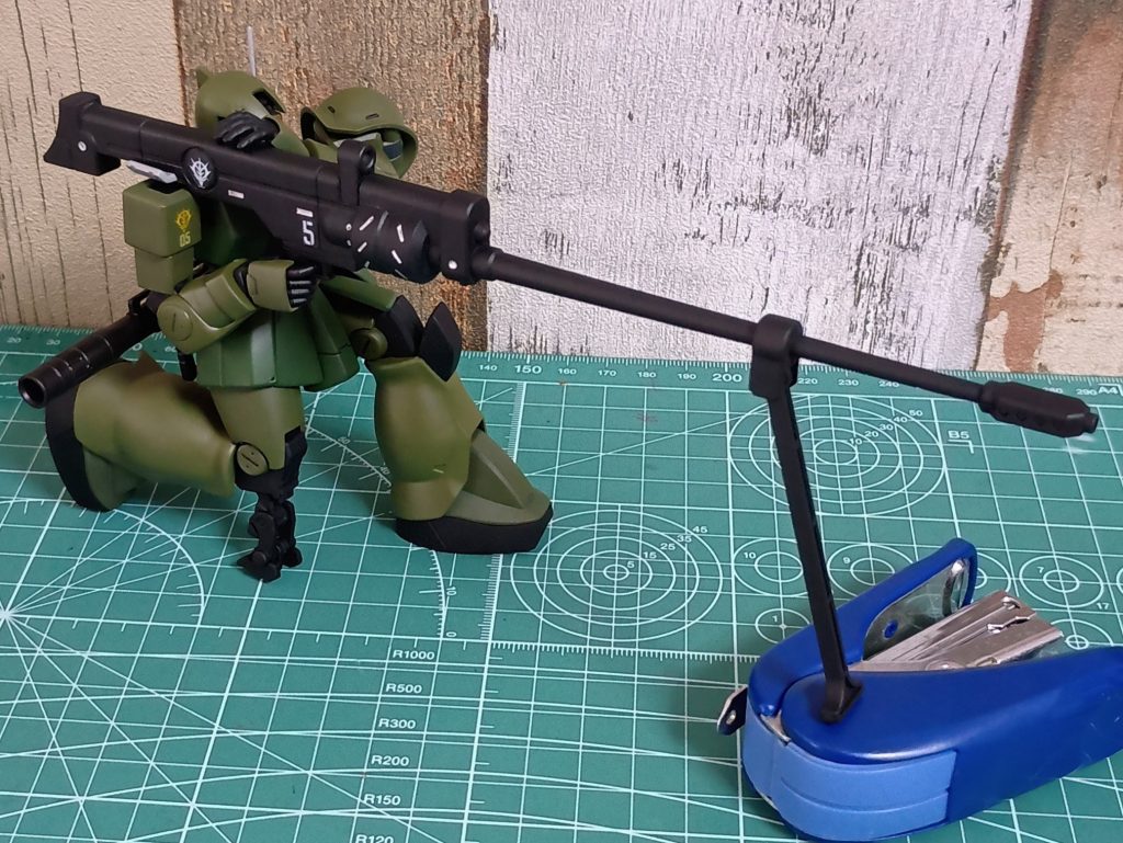 思えば戦車は複数の搭乗員を必要とするのに対し、MSは一人で操縦可能かつ火器も自由に変更できるブッ壊れ兵器なんですね。浪漫です。