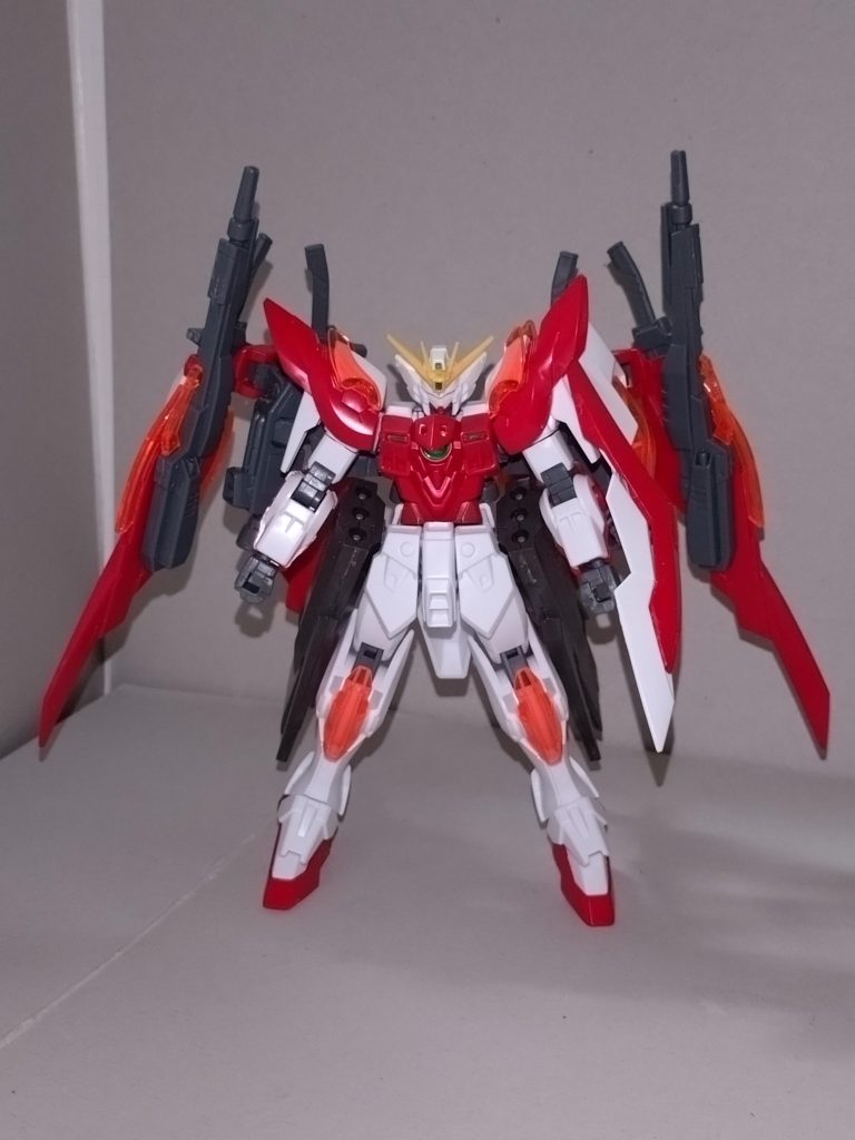 【概要】XXXG-00W7 / ウイングゼロ怒髪天作者はPoppin'Partyのドラムス担当・山吹沙綾。実母が若かりし頃にリアルタイムで観てハマっていた「ガンダムW」を観せてもらった沙綾は、その後半主役機「ウイングガンダムゼロ」をいたく気に入り、やがてガンプラに目覚める。そして、まずウイングゼロベースのガンプラ「ウイングゼロ炎」をややマイナーチェンジした「ウイングゼロ火天」を制作。これをさらに武装強化した姿が、この「ウイングゼロ怒髪天」である。