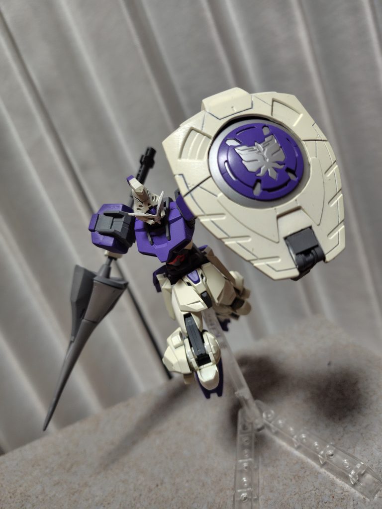 盾の持ち手が可動するので盾を構えるポーズもバッチリ決まります。