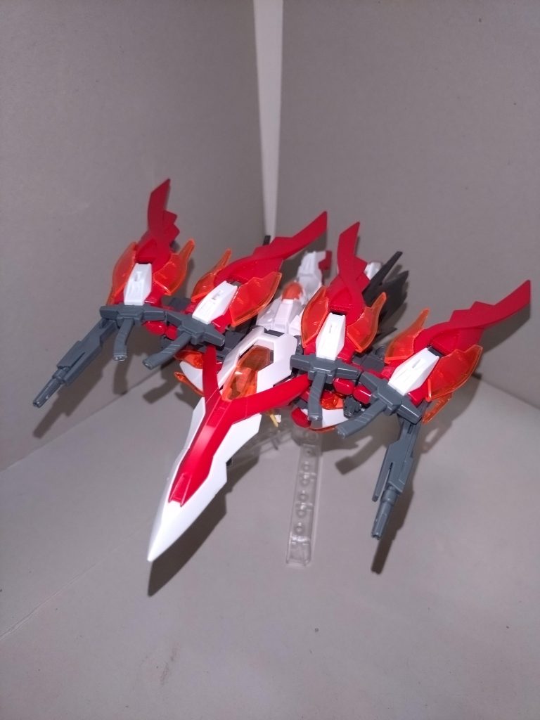 頭部と下半身を180°回転させ、シールドを背部にマウントし、肩アーマーと足首を畳むと、バード形態になる。