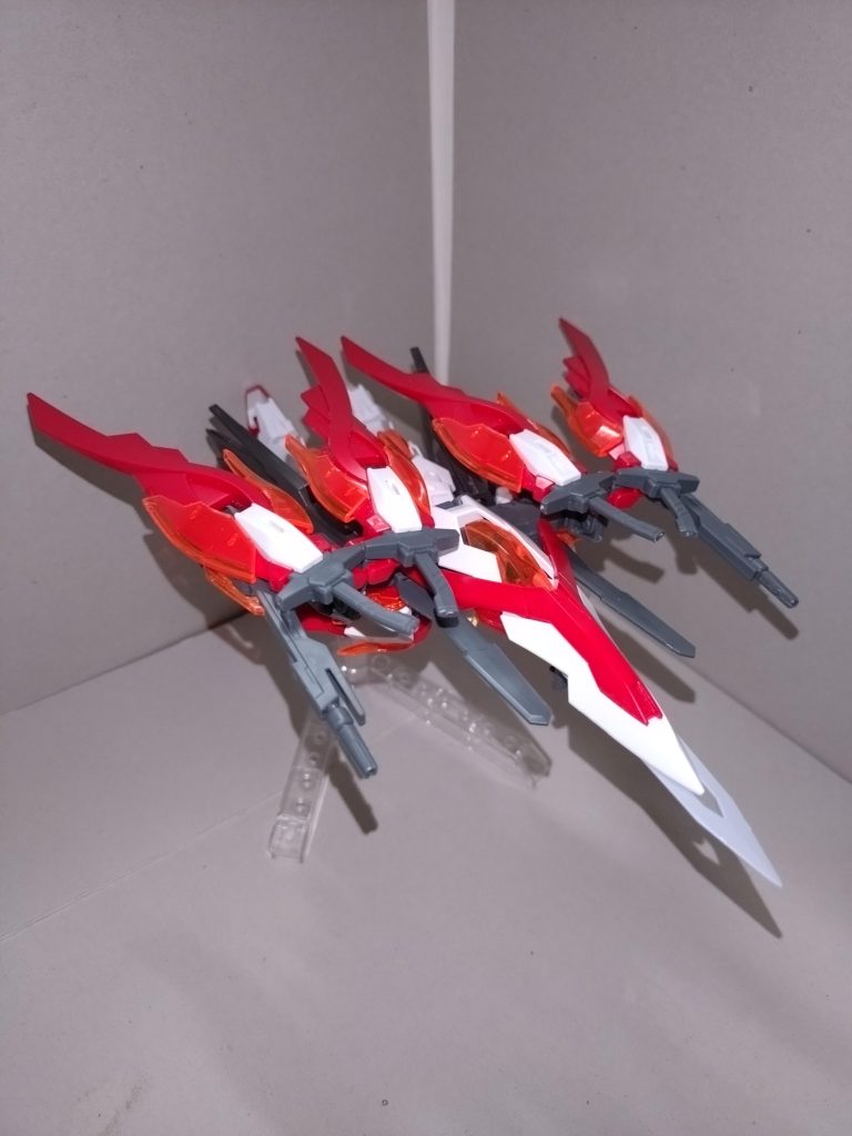 ヒートナイフヒートカタールバード形態専用の装備。ヒートナイフはMS形態時には発熱させられないようにリミッターがかけられており、使用後にはデッドウェイトにならないように廃棄される。ヒートカタールも基本的には使い捨て。これらの装備がある状態でのみ使える技が「ネオファイアブリザード」である。