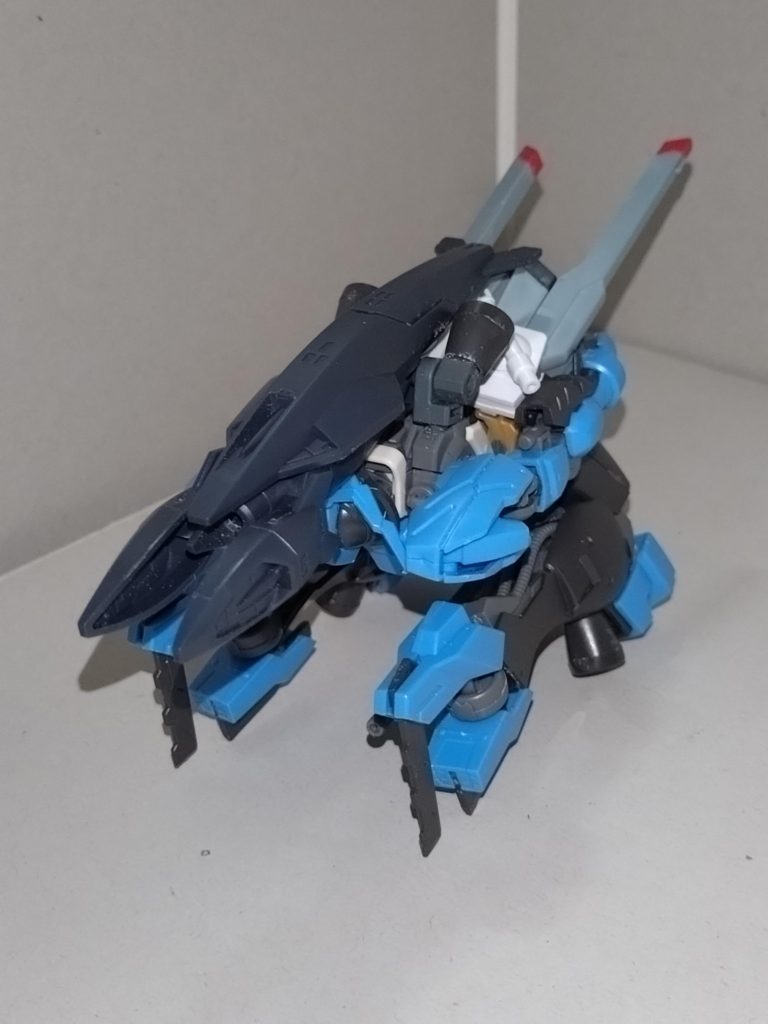 MA形態頭部と両脚(足首除く)を180°回転させ、肩アーマーを跳ね上げ、レールガンを天面に起こすとMA形態になる。