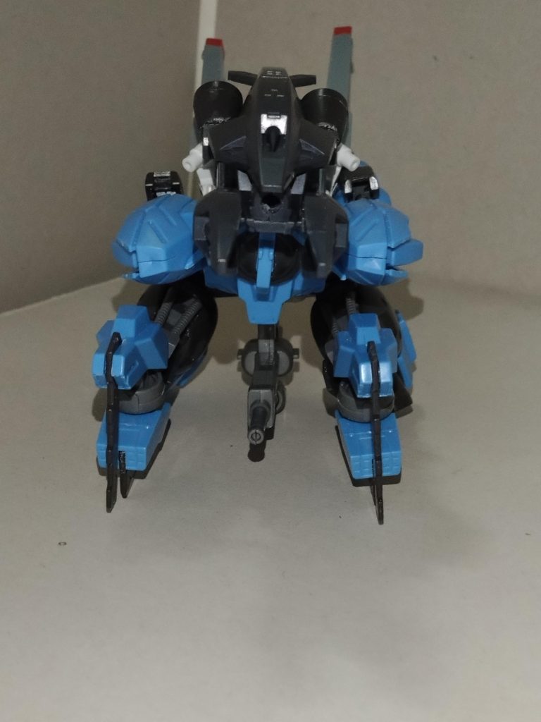 機体番号がアビスと同じ30番台である点から想像がつくが、このMA形態は元は水中戦に特化した形態として考案された。脚部対装甲ナイフによる格闘戦も強力。