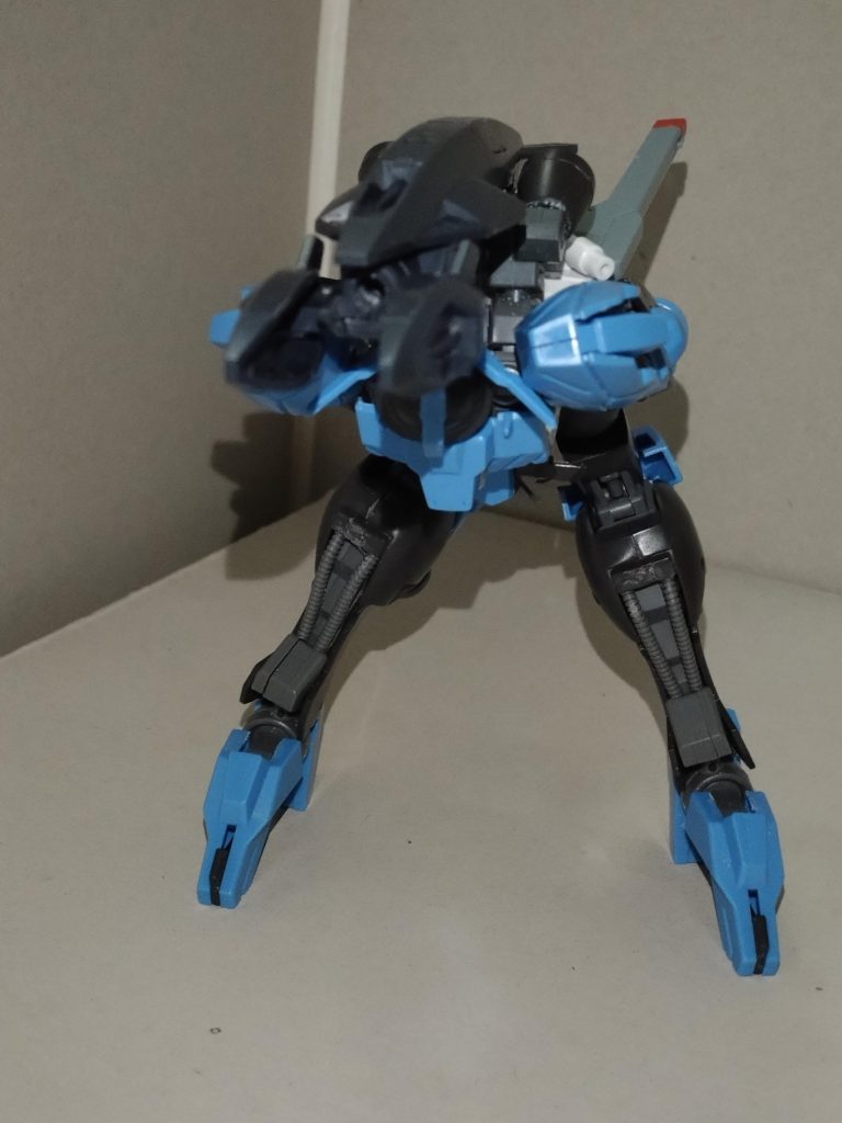 MMI-M701 フォノンメーザー砲本来はMA形態専用の装備だが、MS形態時にも水中戦で多用し、その場合、前傾させた状態で放つ。