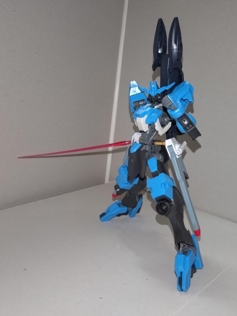 さて、前回の投稿でサイドアーマーを抜き取られたガンダムヴィダールを、可変機にアレンジしてみましたが、いかがだったでしょうか？本体頭部のカメラ部分を除いてシールは貼らず、可変機構組み込みのための改造は、つま先側ハンターエッジの可動範囲を拡大し、背部へメルクワンウェポンズの大型水中銃をバックパックとして接続したのみです。本体はふくらはぎ裏面のバーニア(C-6)を撤去。接続ピンも切り取りました。前面のバーニアはそのまま。バックパックはメルクワンウェポンズ(水中銃)+ガンプラバトルアームアームズ等のジョイントに、ふくらはぎ裏面から外したバーニア(C-6)を追加。レールガンとサーベルは前述通りストライクフリーダムから。ただ外れやすいのが難···。