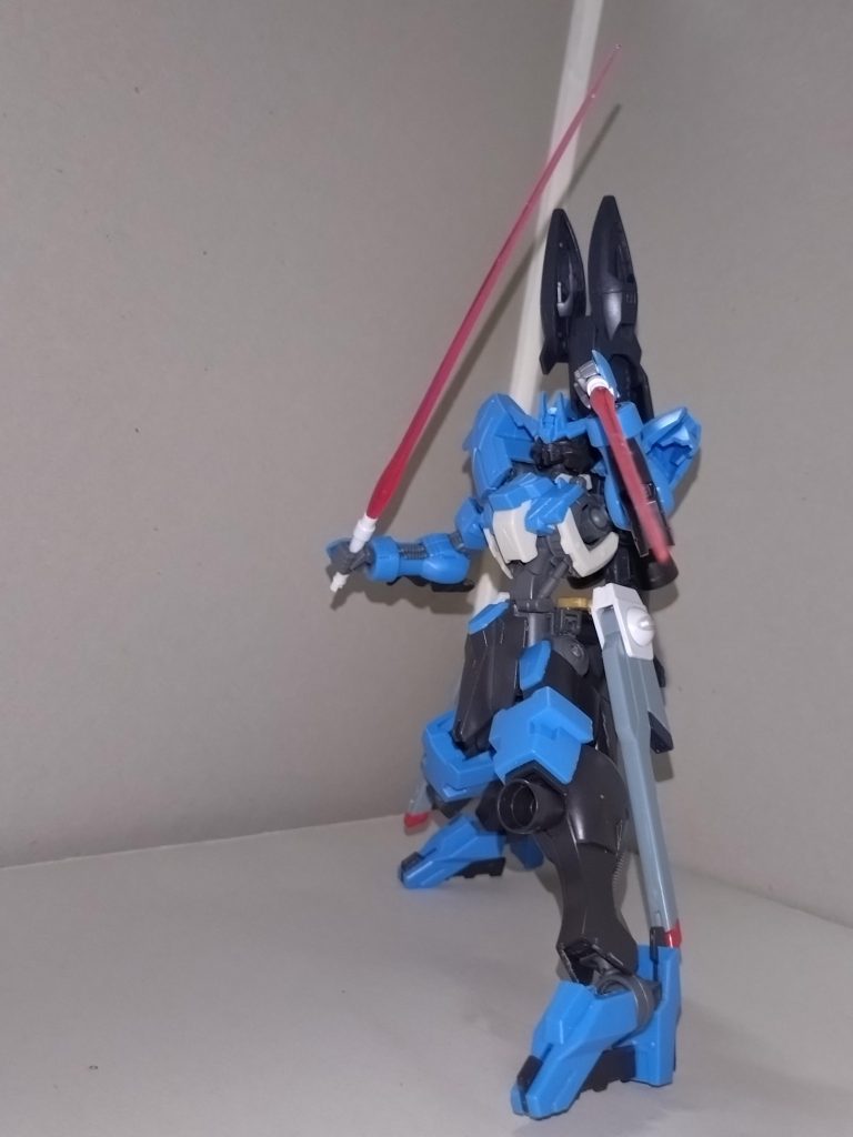 リサ制作の百錬と同様に、左手で使う際には逆手持ちが基本。