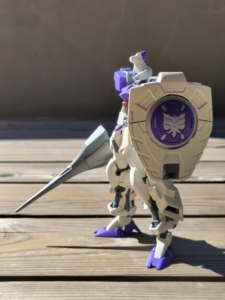 屋外で。本体はつや消し仕上げ。カメラアイは元はイエローですが好みでグリーンに変更してます。ちなみに塗装ではなく、他キットの付属シールの目の部分を使ってます。