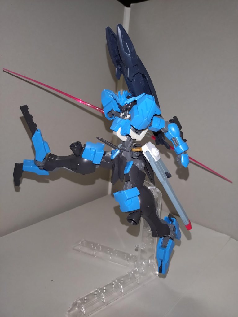 MMI-S99A ハンターエッジ2A 対装甲ナイフMMI-S99B ハンターエッジ2B 対装甲ナイフ 両足に装備された実体剣で、つま先側が2A。MA形態でも使用可能。