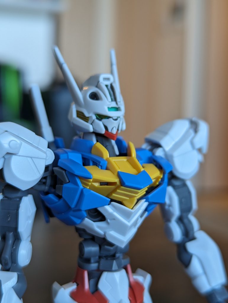 胴体は延長パーツで伸ばして、足は差込口を左右入れ替えて延長しています。目は、エナメルテープがいいときいたので試しにやったらなかなかいい感じに。