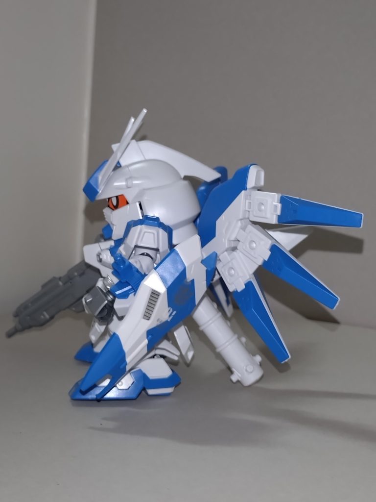 SDガンダムということで、あまり派手なアクションができず、そのぶん枚数も少なくなりましたが、このHi-ν辺りからカメラアイパーツ切り替えによる目玉あり・目玉なしの選択が自在にできるようになったので、なかなかの良キットです。