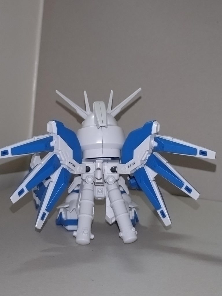 蘭「本体はすべて素組み。シールはだいたい貼りました。あとキットの購入は以前の(HGUC)ガンダムREVIVEよりも前ですが、制作は後れました。アフロの活動も重なって多忙だったので、長く積みプラ状態でしたね」