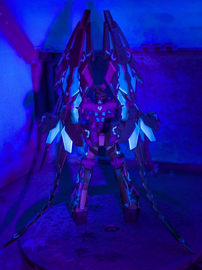 蛍光塗料と蛍光デカール使いました