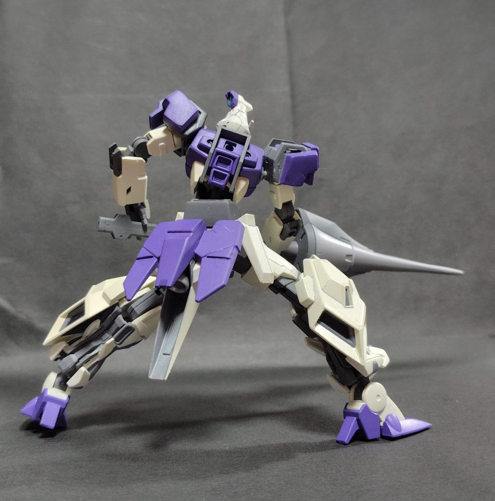 バックショット兼構えポーズ。胴体に仕込んだボールジョイントで大きく屈んだり捻ったりすることができるので、ランスを構えや突撃姿勢も柔軟に取らせることができます。