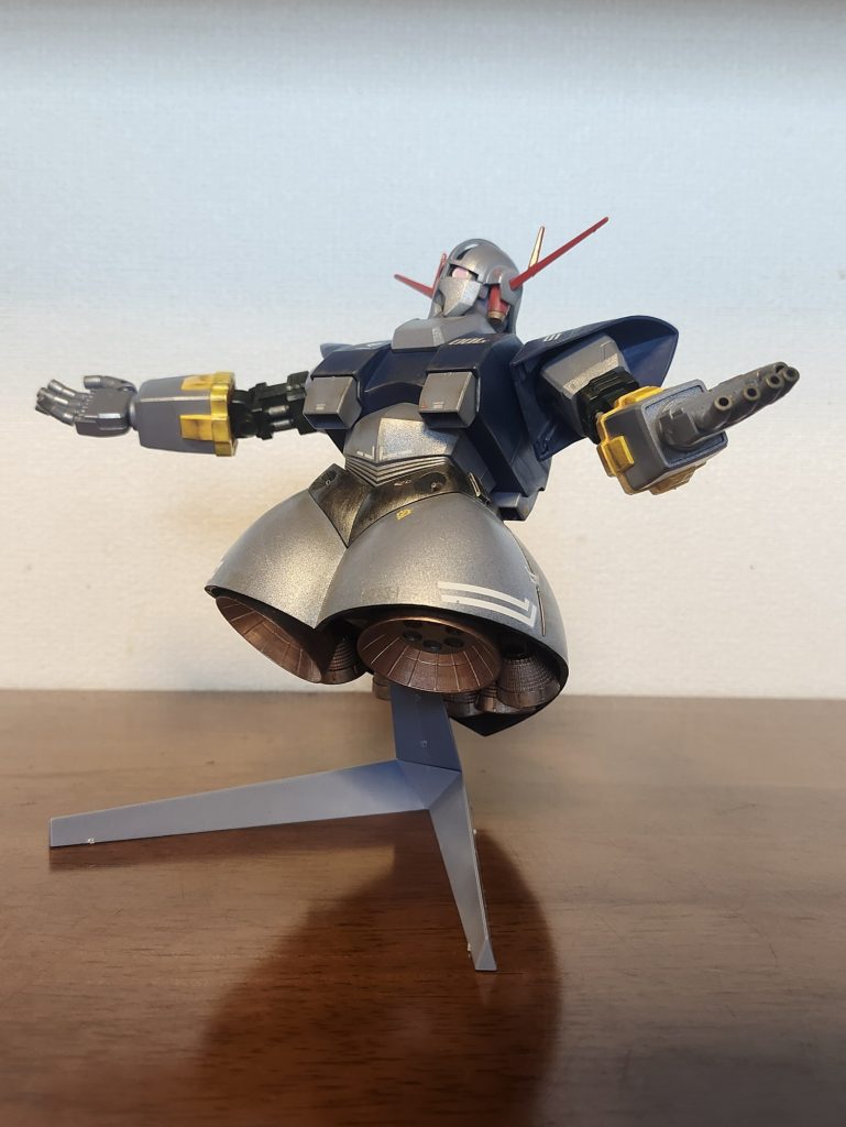 個人的にジオングは、RGのようなスリムスタイルじゃなくてズングリムックリなドシッとしたHGのデザインが好きです。…まぁ、可動域とかディテールは全てにおいてHGが不利だとは思うんですけどw