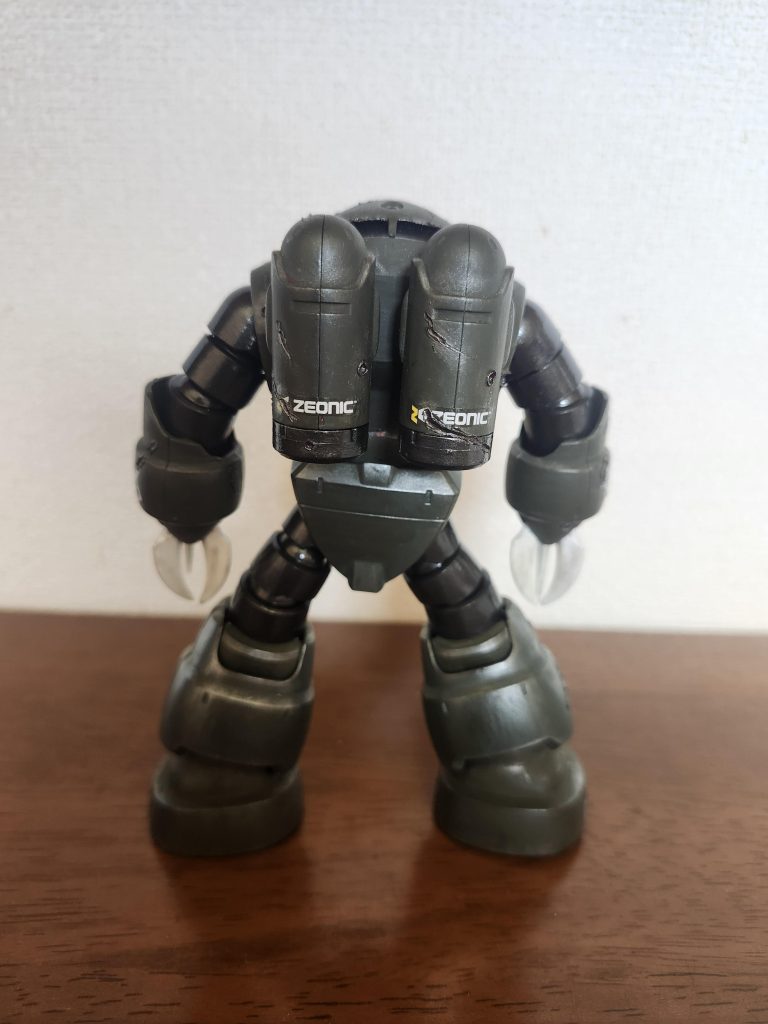 全体的に目立つところは、はんだごてでダメージを入れてみました。本体:オリーブドラブ、濃緑色(少)アイアンネイル:白関節、バックパック(下部):黒鉄色ウェザリングとデカール追加、シャークマウスの書き足しを行いました。