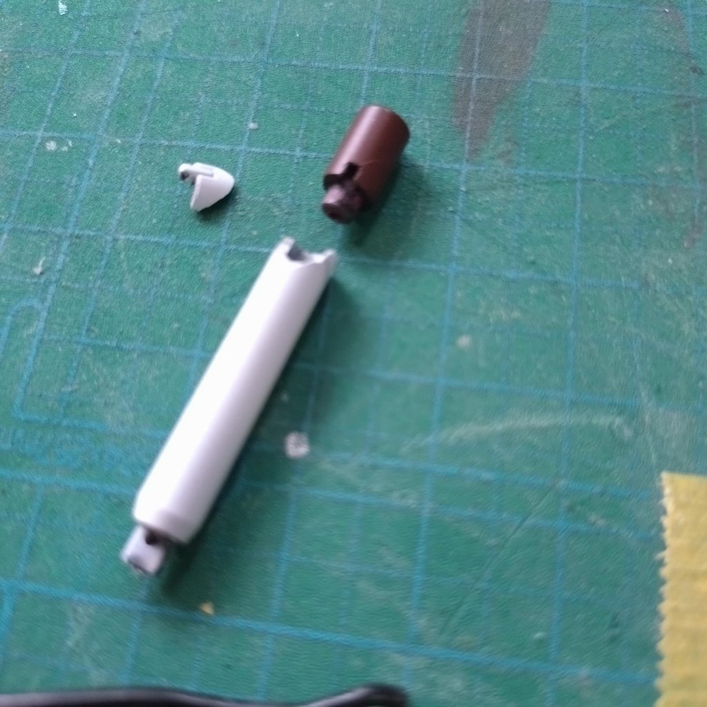 経年劣化の為か塗装したらあちこち割れて大変でした。