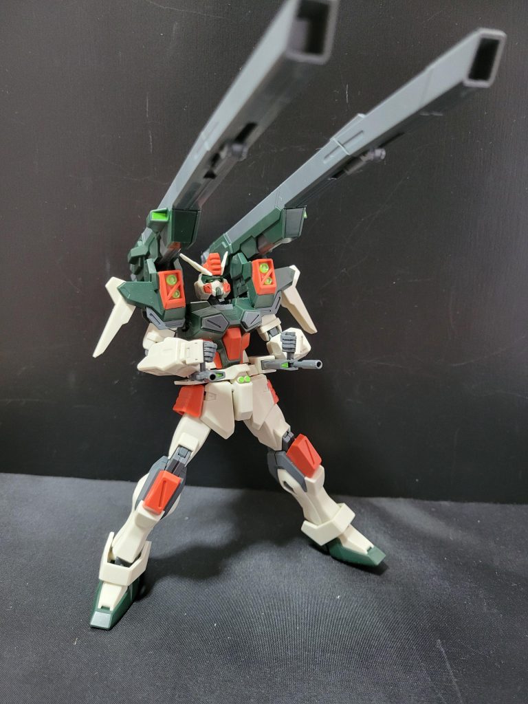 元のバスターの特徴は2つの砲身を合体させ強力な1つの武器にしてましたが、ライトニングバスターは元々強力な砲身を2つにしたという新しい特徴を持ってます。強力故に、砲身もHGキットとしては大きくなっております。