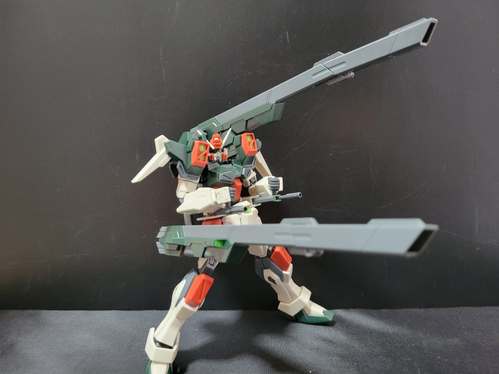 砲身は肩にも乗せれて、腰にも移動できます。フレキシブルな動きが再現されてるのは素晴らしいですね。