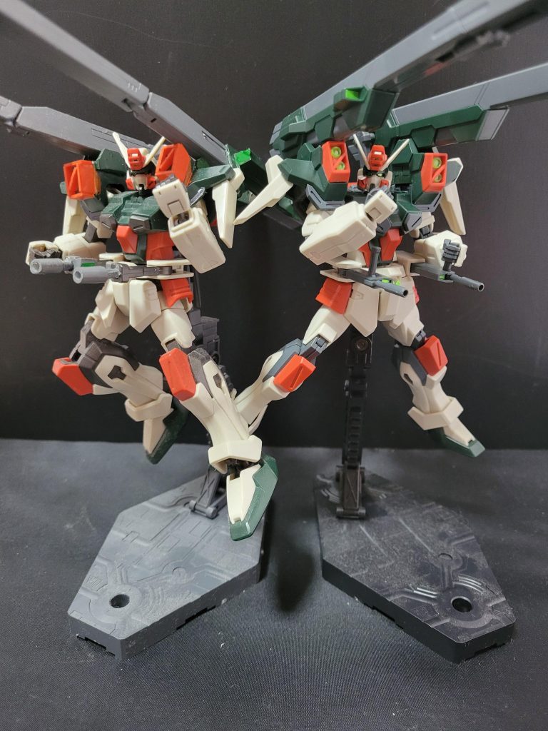 左のバスターは以前に作った自作のライトニングバスターです。砲身の展開ギミックは製品版の方が良いですが、自作版もよく頑張って作ったと思います(自画自賛)