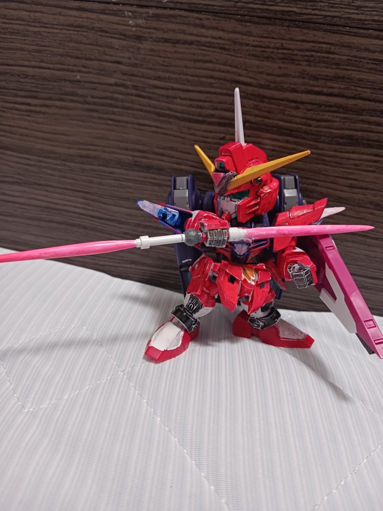 ガンダムマーカーで塗ったものですが、動かしているうちに剥がれていってしまってそろそろやばいなってときに蛍光ピンクで重ね塗りしたら良くなるんじゃね?と思ってやった結果です。めっちゃ良くなりました✨