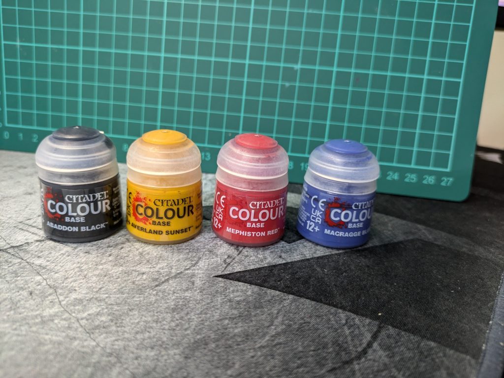 今回使った塗料はこの4つで、シタデルカラーのベースのみ使用して作りました。仕上げには青缶水性つや消しトップコート使用