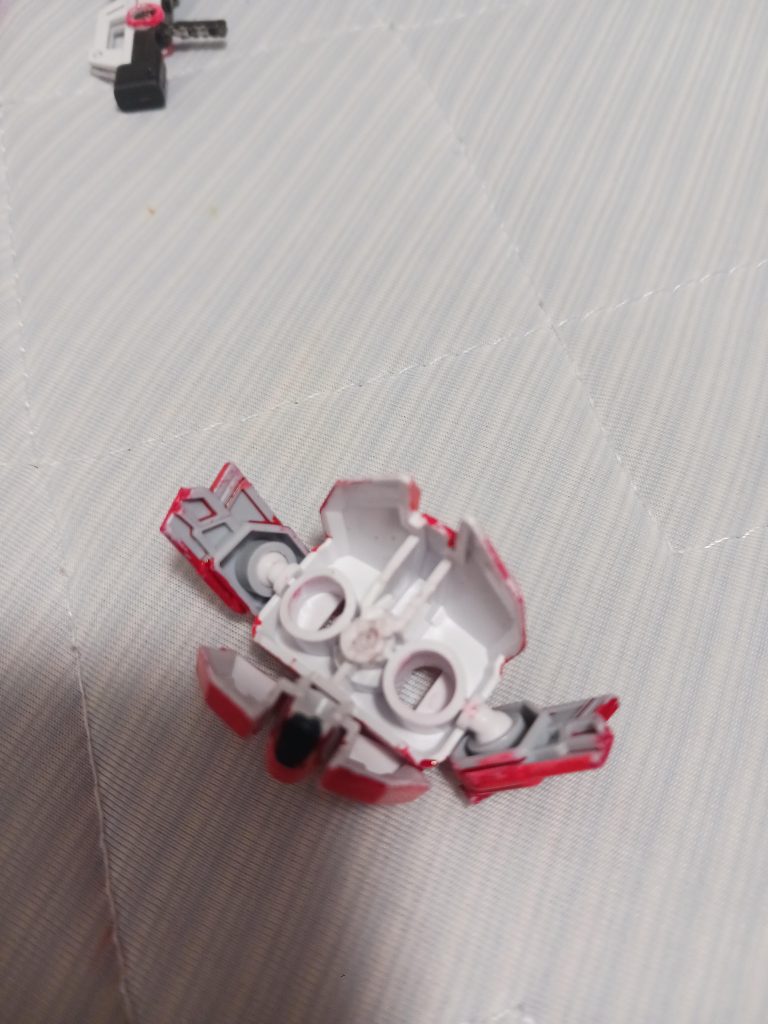 最初に作った際にスタンド穴を塞いでしまった(スタンドの軸が折れた)ため↓