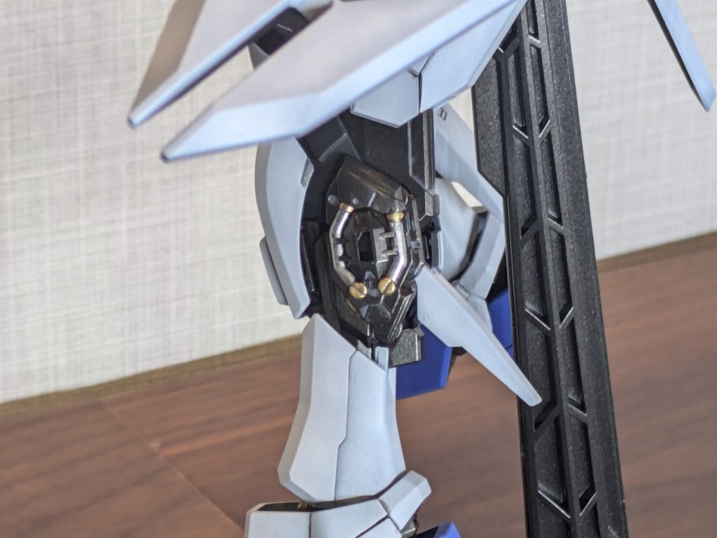 フレームは黒鉄色、パイプはシルバーやゴールドで塗装