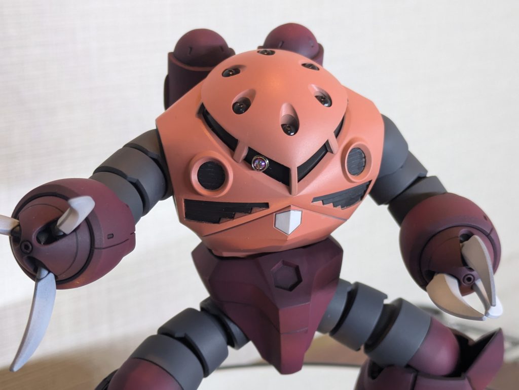 モノアイはハイキューパーツのメタルパーツを使用しています。ステンレステープとネオジム磁石で位置を変更できるようにしています