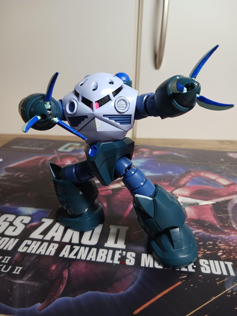 ズゴックと言ったらこのポーズ。クローの刃の部分をブルーで塗装しました。割とよく出来ました。