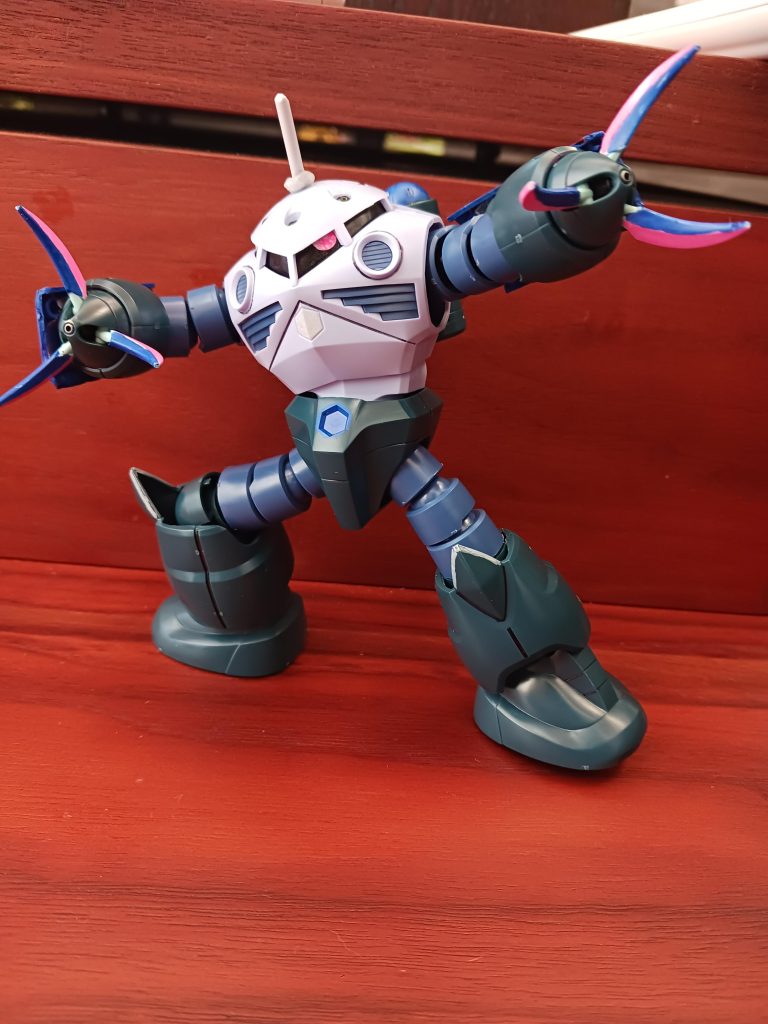 設定では、爪は青い部分がとても冷たく、触れたら固まってしまう、一方赤いところはとても熱いので刺したら溶けてしまうほど。アンテナはランナーで作り、シールドはダリルバルデのを使っています(zaku-kao5)