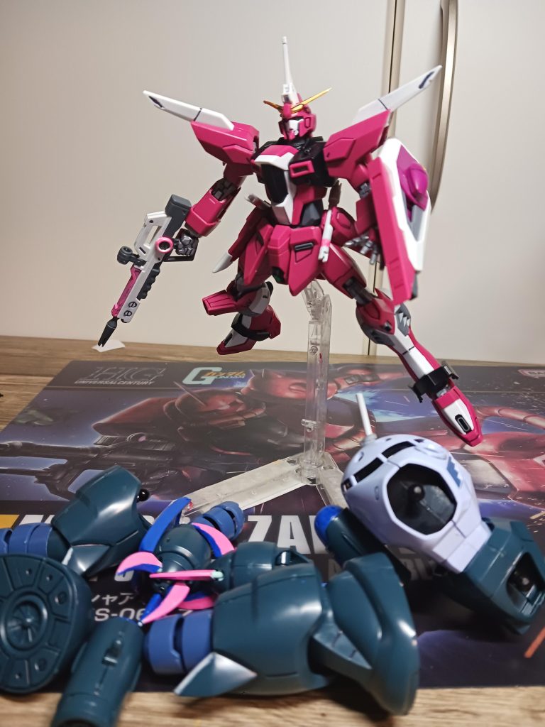 ズゴックをパージするところ(イメージ)色は違いますけど割と合いますね。インジャはライフル、サーベルの一部をピンク、ブレードアンテナ、シールドの三角形は金色で塗っています。後は全体的にスミ入れしています。