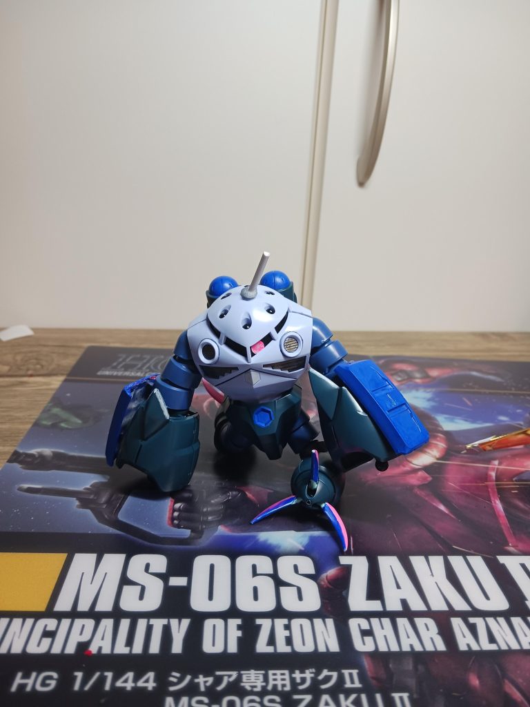 狙撃する時はこのように足を曲げてやります。