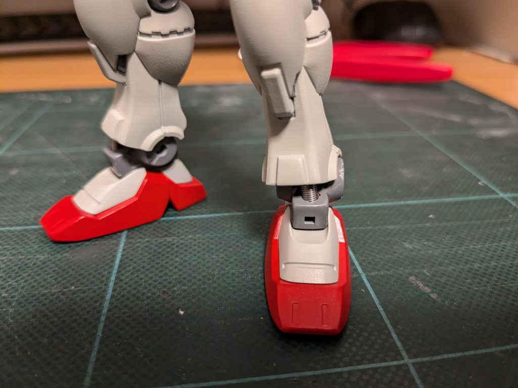 スプリング2本入れる予定がサイズがデカ過ぎて1本になってしまいました…。プラモ屋が近くにないのでまぁいいか…と…。今回は足に重りを入れて安定して立たせるようにしました。久しぶりに釣具屋に入りました。